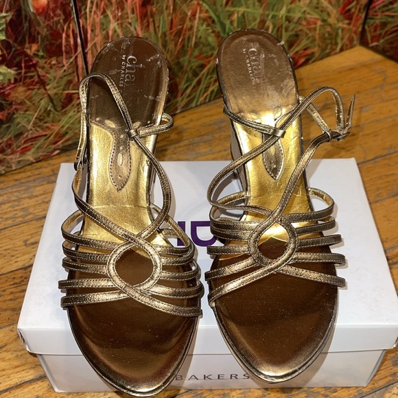 Preowned Charles David Bronze Wedges Size 8 - Picture 2 of 5